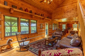 TV, fireplace, DVD player, printers - A Positive Outlook -10 mins to ASU, Hot Tub - Pool Table - Corner Jacuzzi (Vilas)