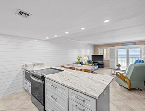 Geladeira, micro-ondas, fogão, cooktop