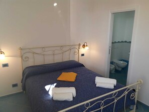 2 عدّة غرف نوم ومكواة/لوح كي وسرير سفر وواي فاي مجانًا