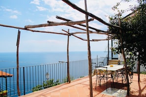 تناول الطعام بالخارج