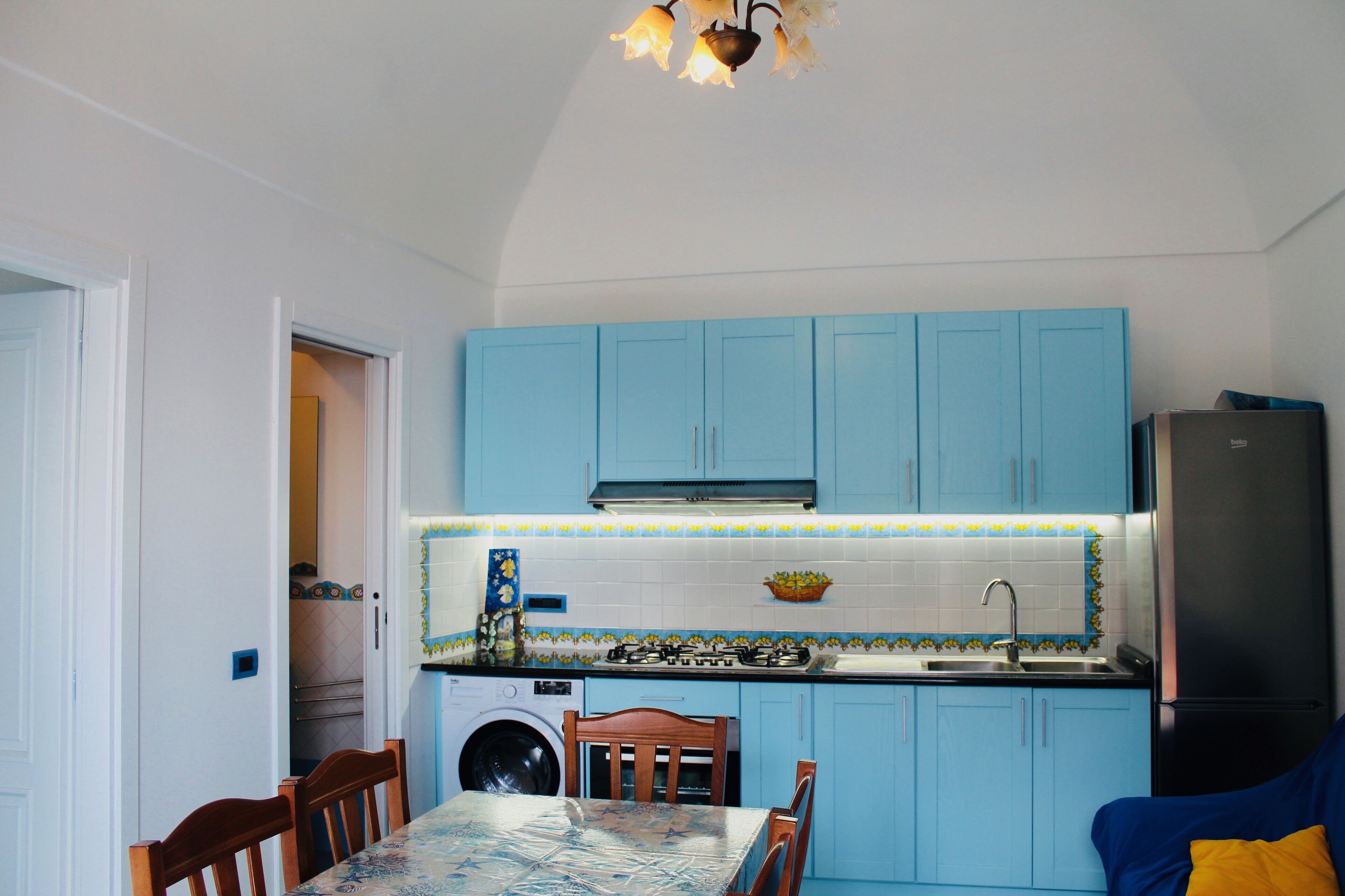 Frigorífico, microondas, horno y cafetera o tetera