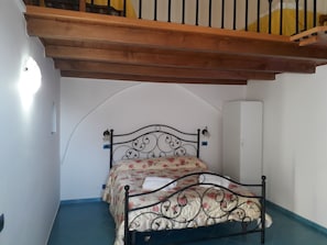 2 bedrooms, iron/ironing board, travel cot, free WiFi - RENOVATED VILLA BETWEEN AMALFI AND POSITANO WITH SEA VIEW TERRACE (Conca dei Marini)