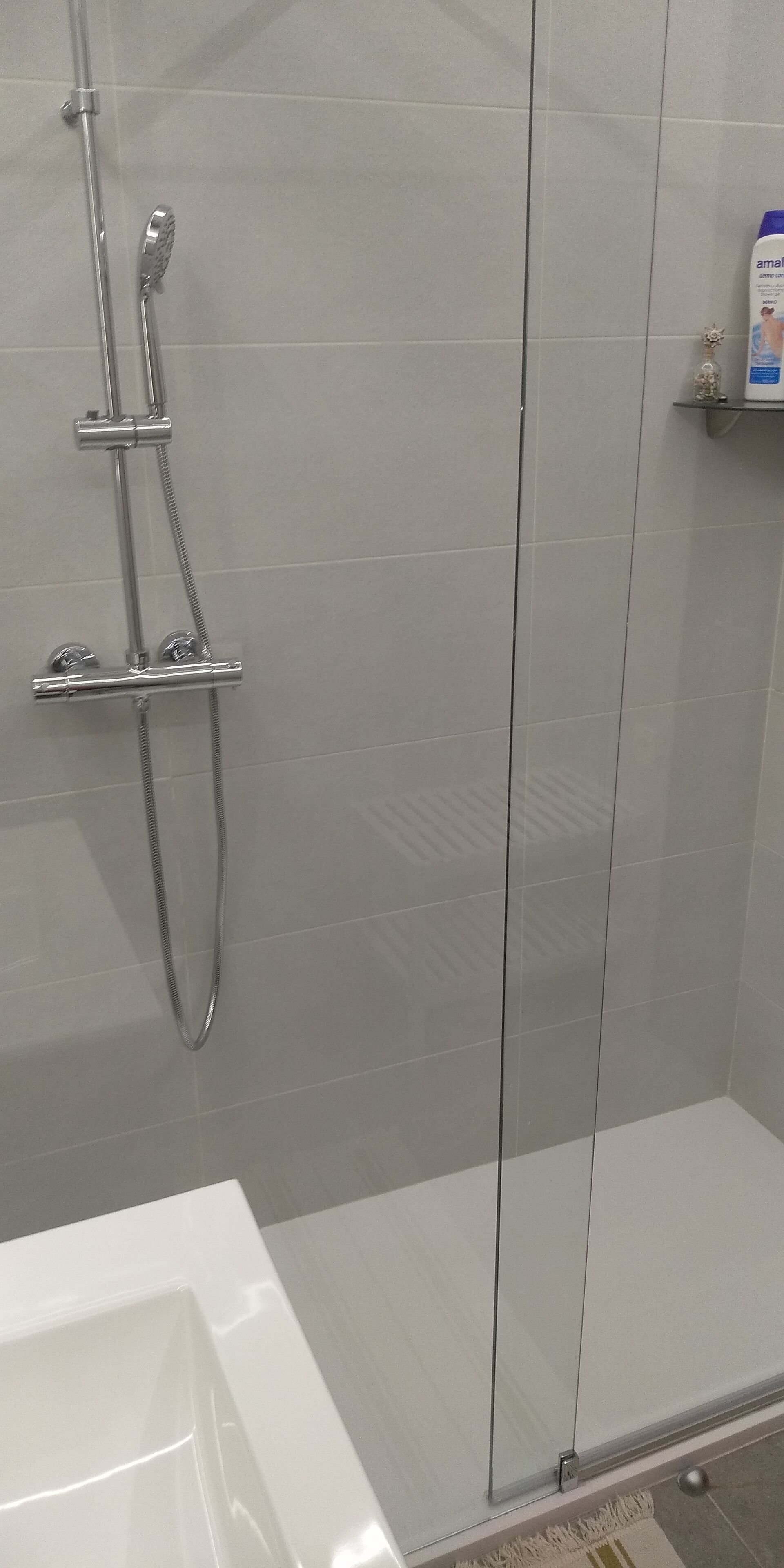 Een bad/douchecombinatie, een haardroger, een bidet, handdoeken