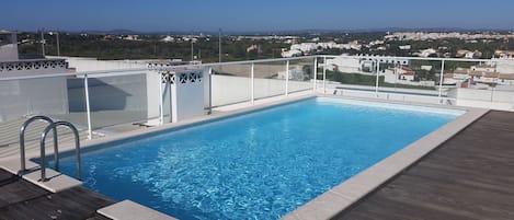 Een buitenzwembad, een zwembad op het dak