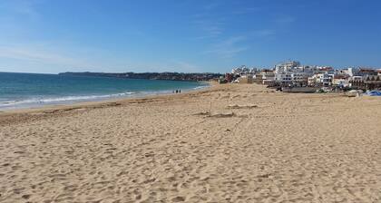 UN GRAND APPARTEMENT DE LUXE DEUX CHAMBRES Ă MINUTES DE LA PLAGE