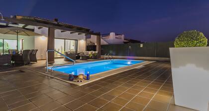 Nouvelle villa individuelle en premiĂšre ligne sur le prestigieux parcours de golf de Fuerteventura