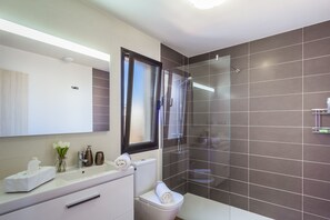 Douche, sèche-cheveux, bidet, serviettes fournies