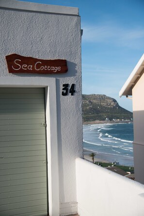 A building with a sign reading "Sea Cottage" and the number "34" on the wall. - Sea Cottage - House - spectacular sea views (Cape Town)