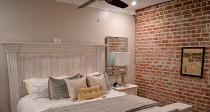 Local Culture themed Historic luxury condo, 2 blocks from French Quarter