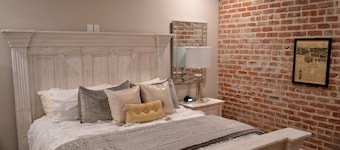 Local Culture themed Historic luxury condo, 2 blocks from French Quarter