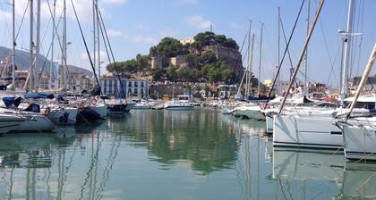 Kaupunkitalo pienessä yksityisessä rakennuksessa, jossa uima-allas ja puutarhat.