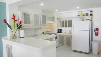 Refrigerador, microondas, horno y cafetera y tetera