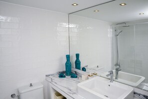 Combined shower/bathtub, hair dryer, bidet, towels