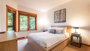 2 bedrooms, desk, iron/ironing board, WiFi (free)