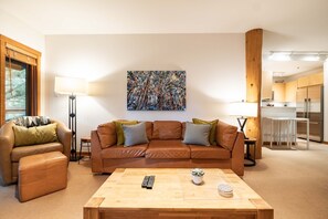 TV, fireplace - Ski in/out | BBQ | Complex pool & Hot tub | Garage (Whistler)