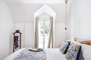 2 bedrooms, in-room safe, desk, iron/ironing board