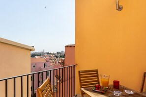 Outdoor dining - Courtesy Principe Real, HIDDEN TERRACE, LISBON VIEWS (Lisboa)