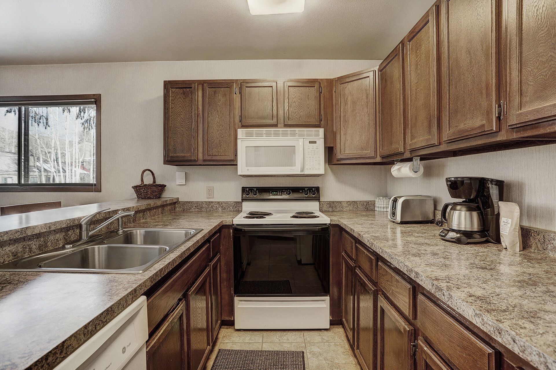 Coffee/tea maker, fridge, microwave, oven