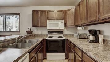 Coffee/tea maker, fridge, microwave, oven