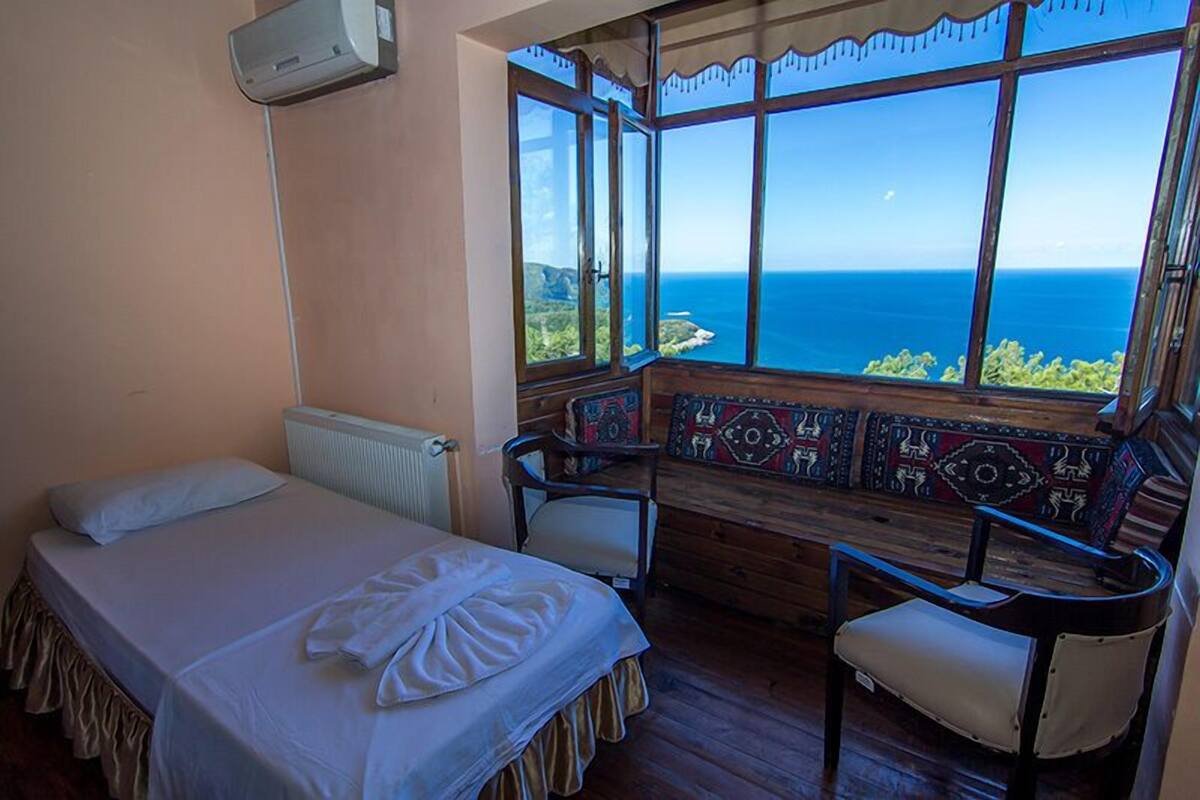 Standard Room | Cribs (free), WiFi (free)