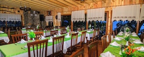 2 restaurantes; se sirven desayunos, almuerzos y cenas
