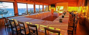 2 restaurantes; se sirven desayunos, almuerzos, cenas y cocina turca 