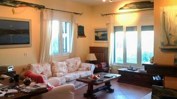 Vila | Sala de estar | TV de tela plana