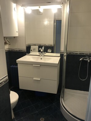 Articles de toilette gratuits, sĂšche-cheveux, serviettes fournies