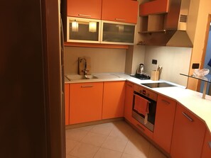 Frigorífico, microondas, horno y placa de cocina