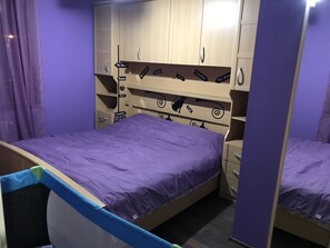 3 dormitorios, escritorio, espacio para trabajar con un portátil