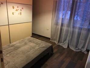 3 عدّة غرف نوم ومكتب ومساحة عمل للكمبيوتر المحمول وتجهيزات عازلة للصوت