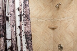 Combined shower/tub, hair dryer, towels