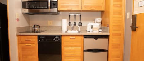 Refrigerador, microondas, placa de cocina, lavavajillas
