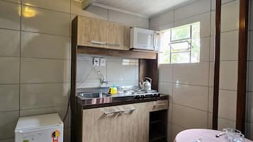 Standard Apartment, Kitchen | Private kitchen | Microwave, cookware/dishes/utensils, cleaning supplies