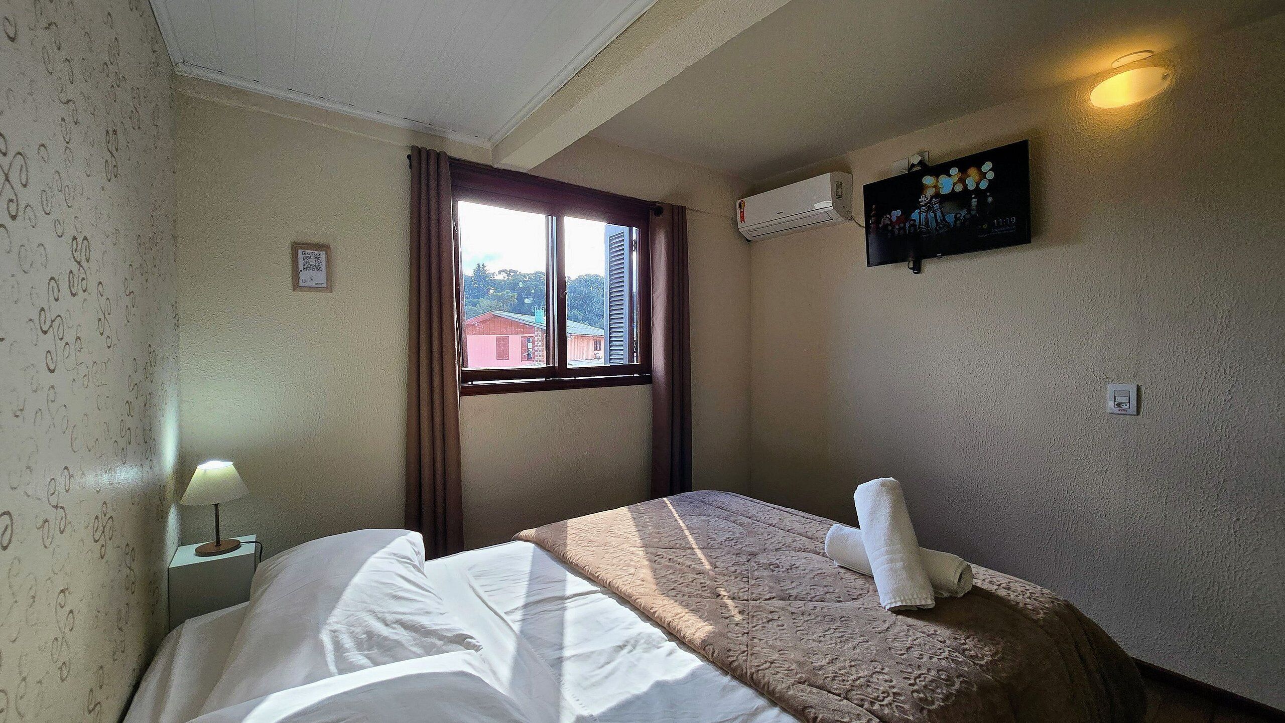 Minibar, free WiFi, bed sheets
