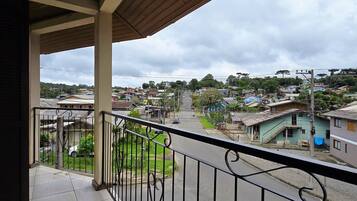 Apartamento superior, varanda, vista para a cidade | Área da propriedade