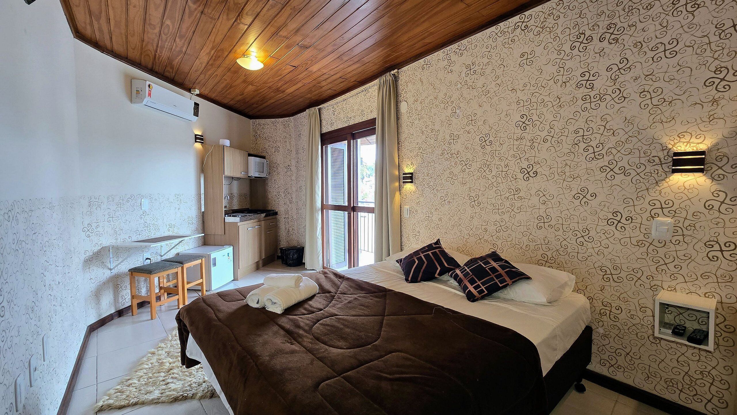 Apartamento superior, varanda, vista para a cidade | Frigobar, Wi-Fi de cortesia, roupa de cama