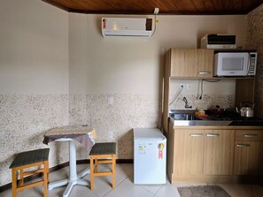 Apartamento superior, varanda, vista para a cidade | Cozinha privada | Micro-ondas, talheres/pratos/utensílios de cozinha, produtos de limpeza