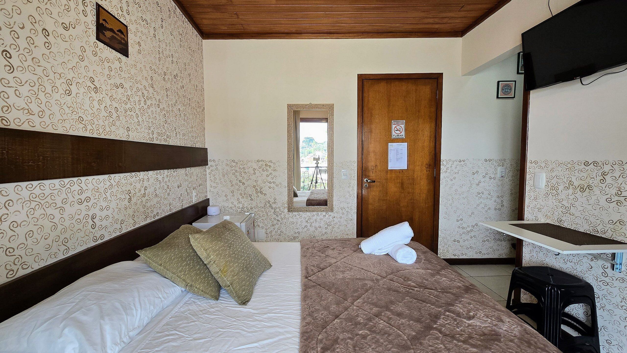 Apartamento superior, varanda, vista para a cidade | Frigobar, Wi-Fi de cortesia, roupa de cama