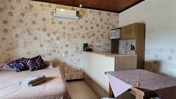 Apartamento superior, varanda, vista para a cidade | Parte interna