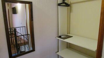 สแตนดาร์ดอพาร์ทเมนท์, เครื่องปรับอากาศ | ภายใน