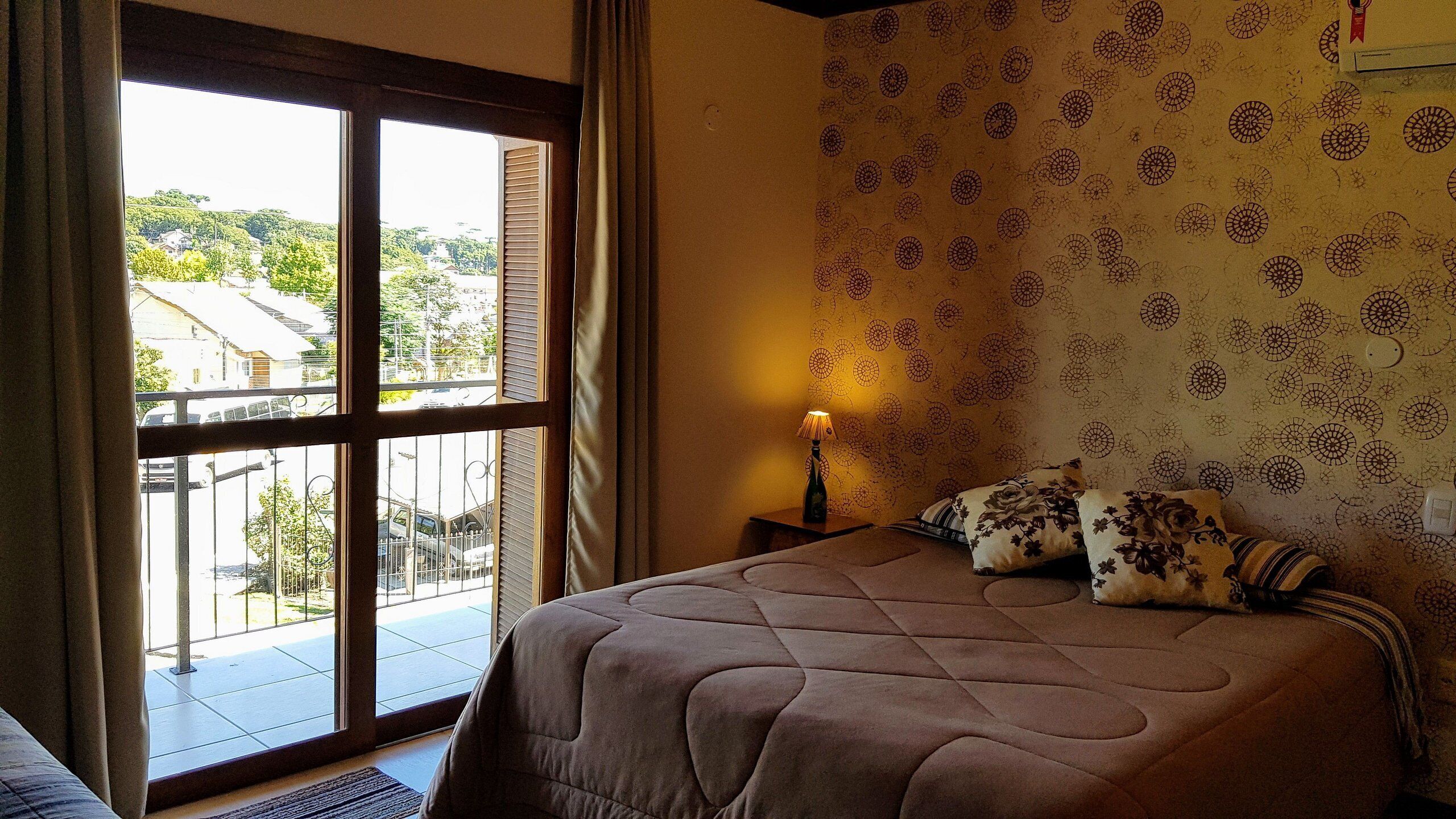 Apartamento superior, varanda, vista para a cidade | Frigobar, Wi-Fi de cortesia, roupa de cama