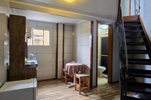 Apartamento standard, cozinha | Cozinha privada | Micro-ondas, talheres/pratos/utensílios de cozinha, produtos de limpeza