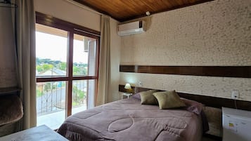 Apartamento superior, varanda, vista para a cidade | Frigobar, Wi-Fi de cortesia, roupa de cama