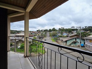 Superior-Apartment, Terrasse, Stadtblick | Unterkunftsgelände