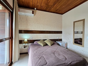 Appartement supérieur, patio, vue sur la ville | Minibar, accès au Wi-Fi (inclus), literie fournie