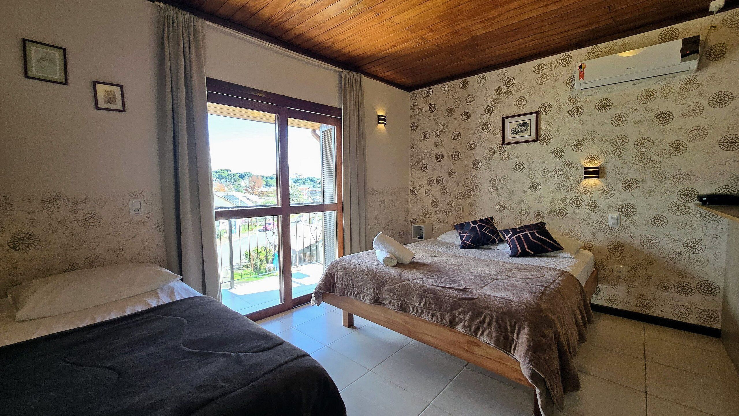 Apartamento superior, varanda, vista para a cidade | Frigobar, Wi-Fi de cortesia, roupa de cama
