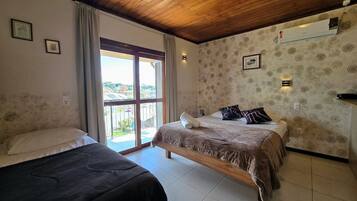 Apartamento superior, varanda, vista para a cidade | Frigobar, Wi-Fi de cortesia, roupa de cama