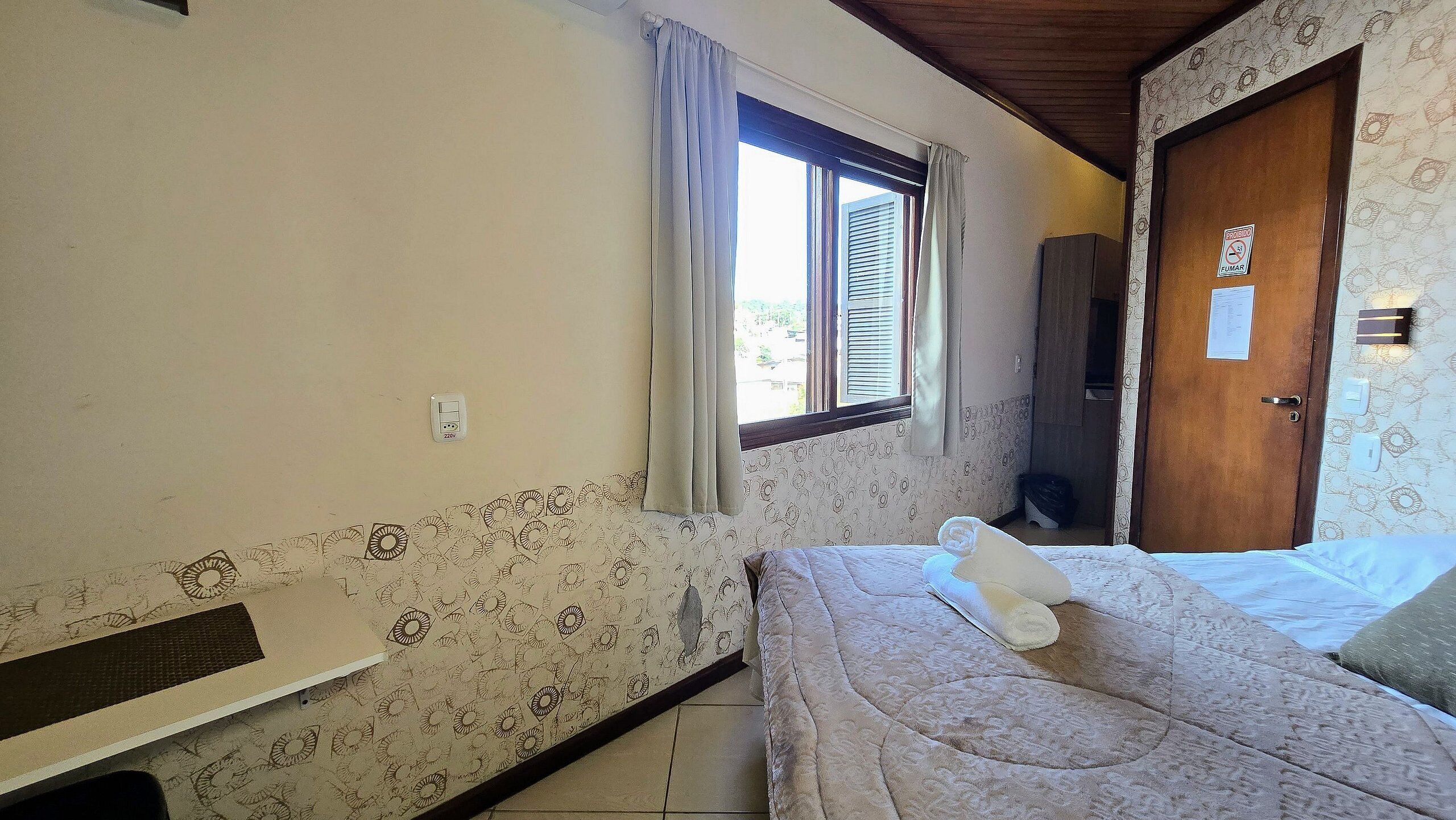 Apartamento superior, ar-condicionado | Frigobar, Wi-Fi de cortesia, roupa de cama