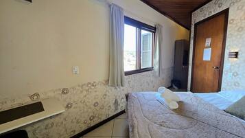 Apartamento superior, ar-condicionado | Frigobar, Wi-Fi de cortesia, roupa de cama